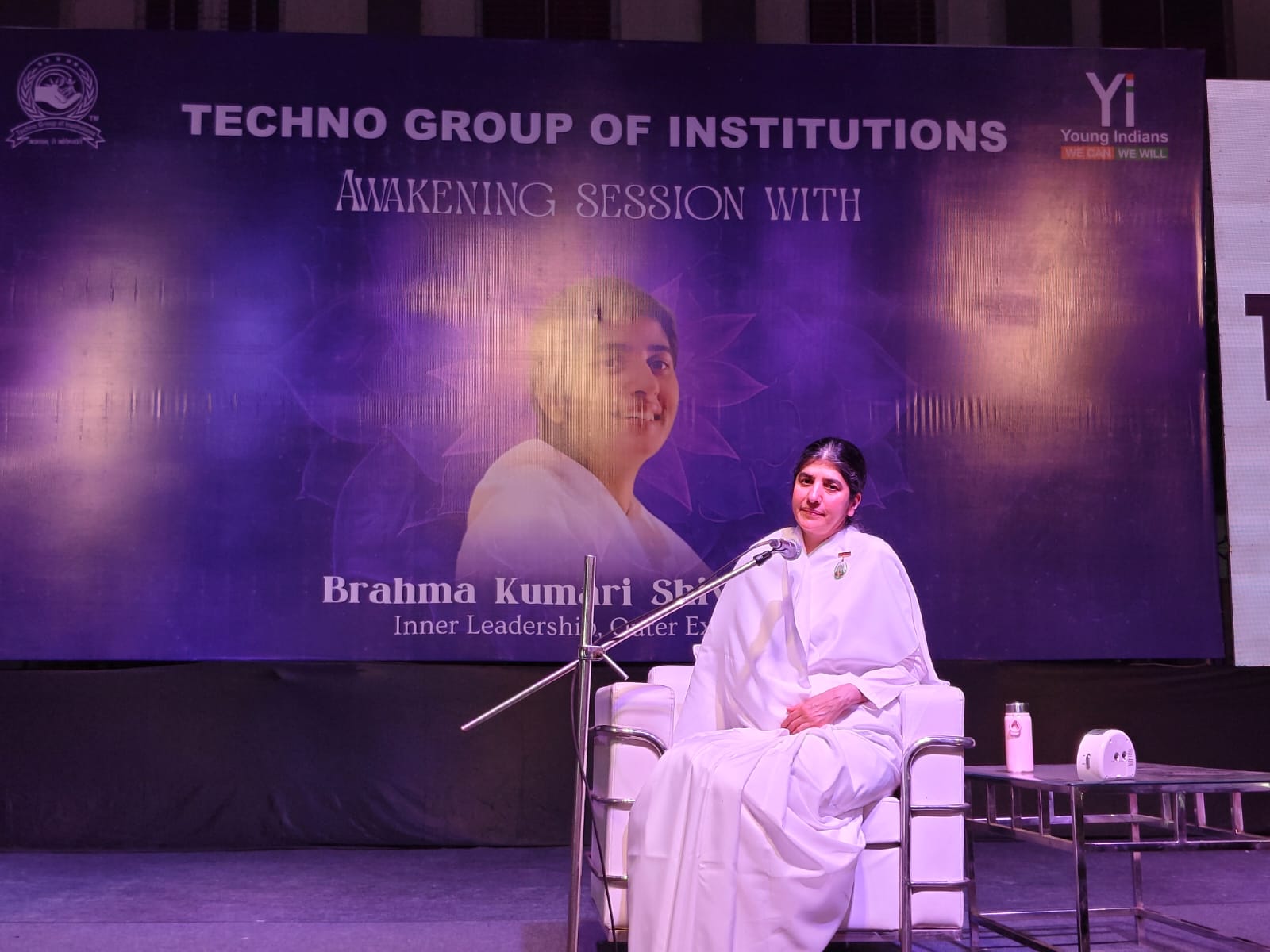 टेक्नो ग्रुप आफ  इंस्टीट्यूट में शिवानी दीदी के सद् विचारों ने सबको मंत्रमुग्ध कर दिया। 