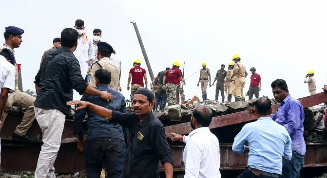 कोलकाता में निर्माणाधीन ढांचे का हिस्सा ढहा, राहत-बचाव अभियान तेज; कई लोगों के फंसे होने की आशंका