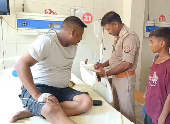 उन्नाव के गोकुल बाबा मंदिर में युवक को सांप ने काटा, इलाज के लिए सांप को साथ लेकर अस्पताल पहुंचा