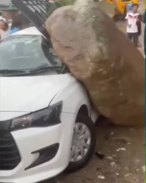 केदारनाथ हाईवे पर बड़ा हादसा, पहाड़ी से गिरा विशाल बोल्डर; वाहन चपेट में आया