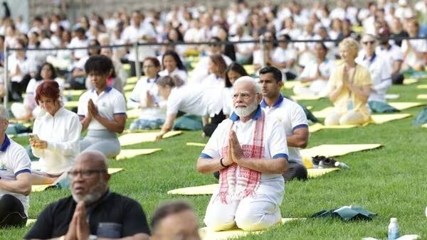 अंतरराष्ट्रीय योग दिवस 2026: देशभर में भव्य आयोजन, प्रधानमंत्री मोदी ने कोलकाता में किया सामूहिक योग सत्र का नेतृत्व  janta24x7news